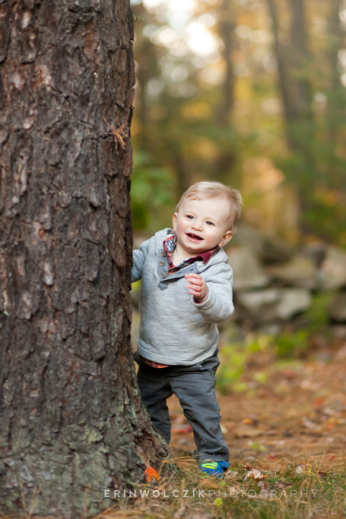 peekaboo . fall family photographer . north grafton, ma